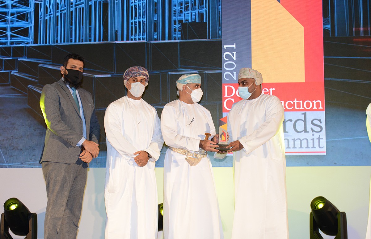 ريسوت للإسمنت تفوز بجائزة "أفضل شركة عمانية عالمية و جائزة الرئيس التنفيذي للعام" في المؤتمر السنوي لدوسير للإنشاءات